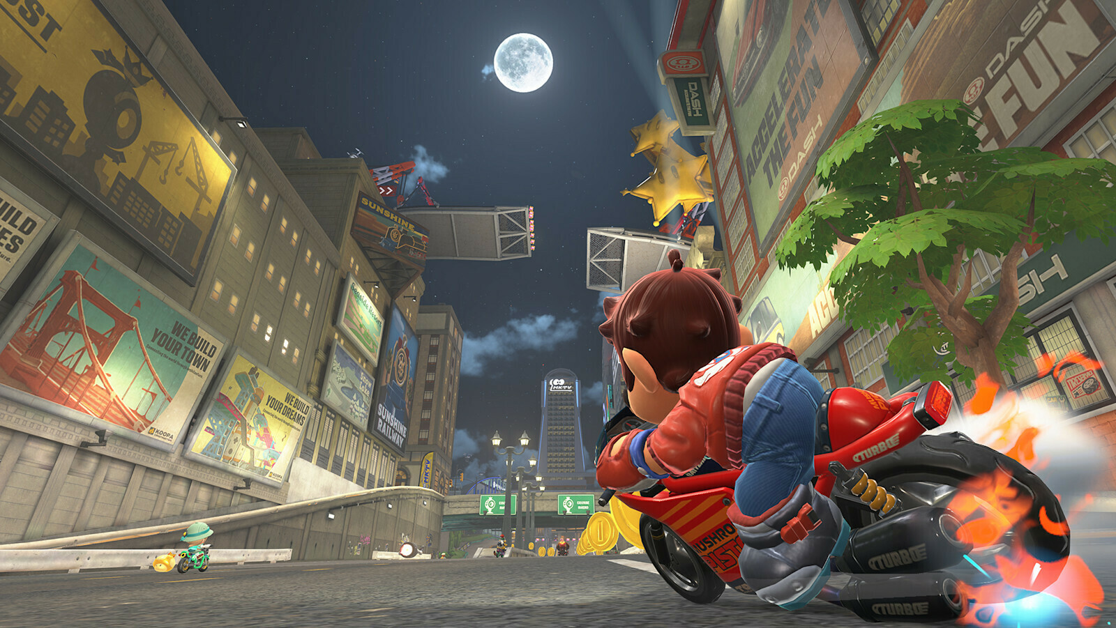 Mario à moto, de nuit, dans une ville du mode Balade