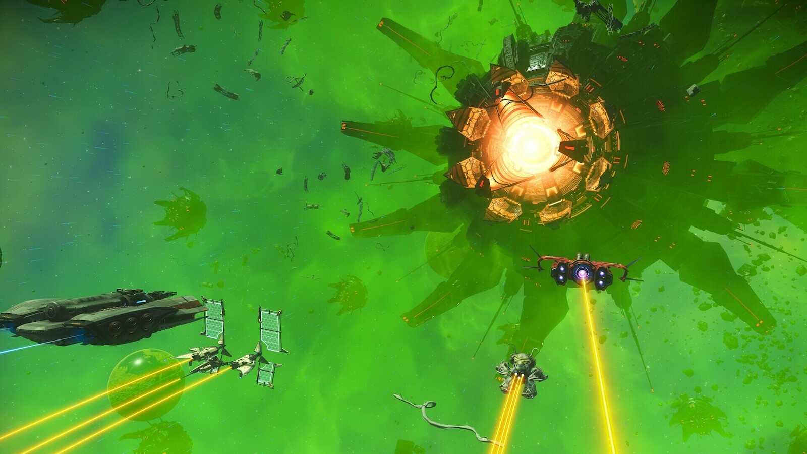 Bataille spatiale dans No Man’s Sky&nbsp;: des vaisseaux ouvrent le feu sur une immense station circulaire embrasée, devant une nébuleuse verte