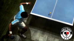 Plus actuel que jamais : Table bleue et balle orange